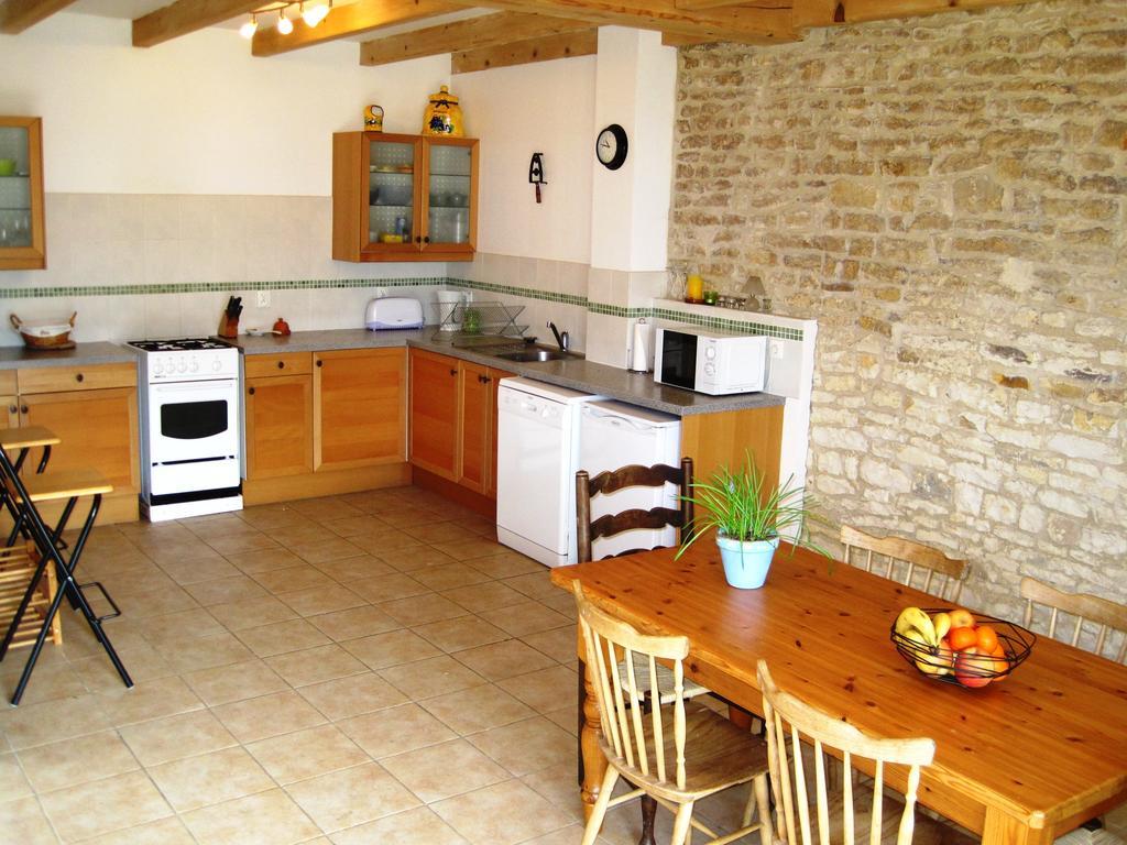 Le Noisetier At Les Hiboux Gites Chef-Boutonne Room photo