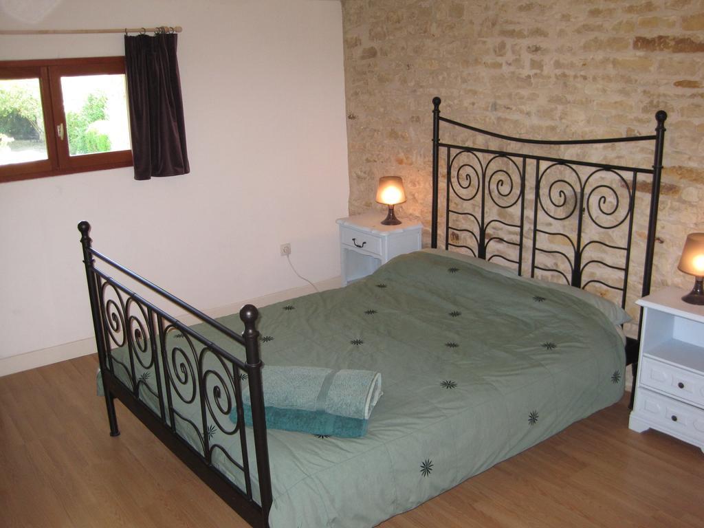 Le Noisetier At Les Hiboux Gites Chef-Boutonne Room photo
