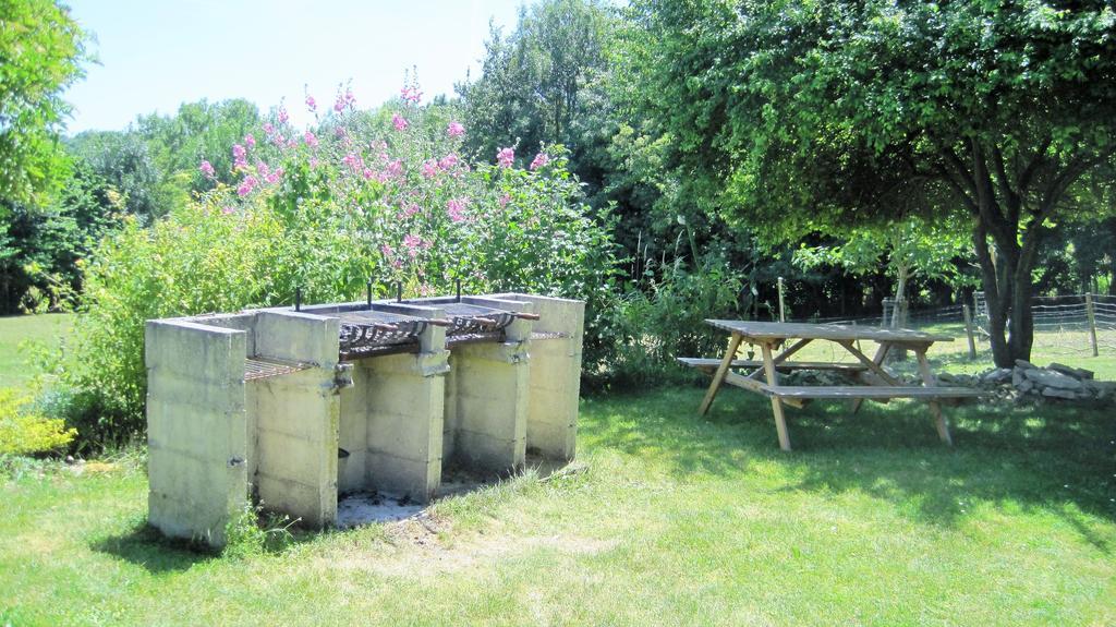 Le Noisetier At Les Hiboux Gites Chef-Boutonne Exterior photo